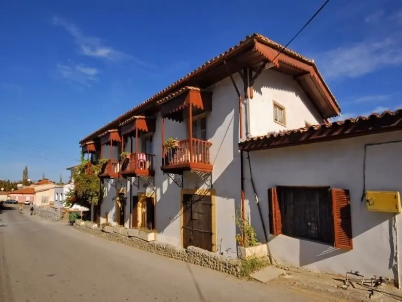 Ahşap balkonlu tarihî bir Lefke konağı