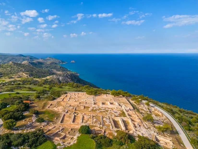 Vuni Sarayı kalıntıları ve Akdeniz, havadan